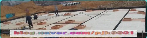 구조물 상판 위 거푸집 내부 작업