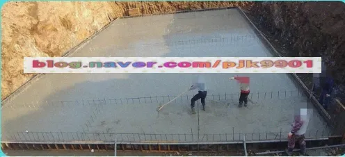 바닥 콘크리트 타설 작업 중