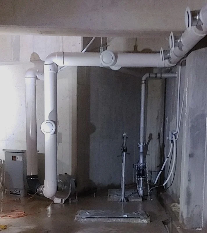 기계실 내부 배관 및 펌프 전경